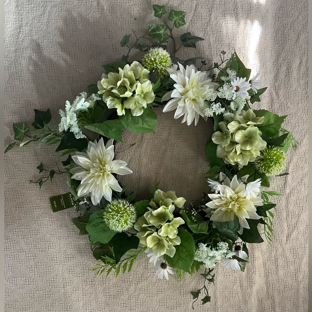 Floral Green and White Dahlia Hydrangea Wreath 21 in /53.34 cm